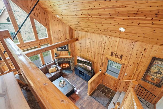 8831 Cliff Swallow Drive, Redmond, OR 97756