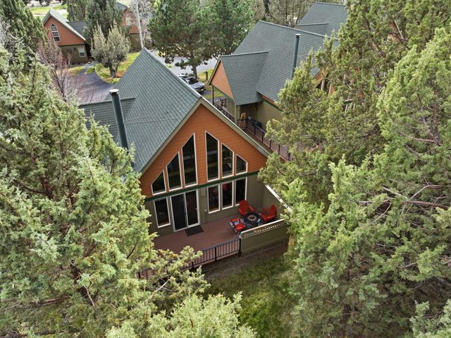 8831 Cliff Swallow Drive, Redmond, OR 97756