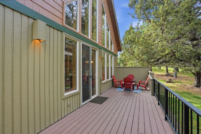 8831 Cliff Swallow Drive, Redmond, OR 97756