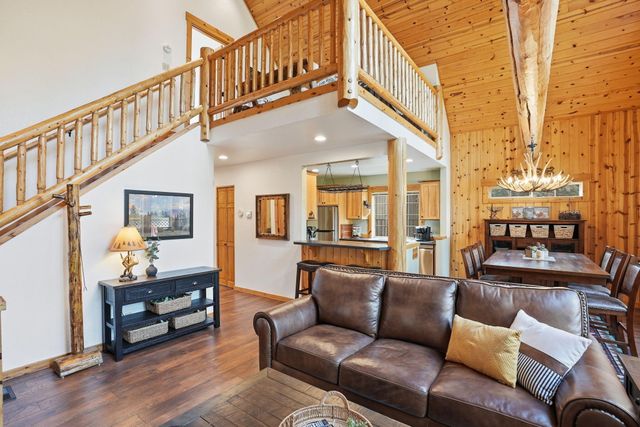 8831 Cliff Swallow Drive, Redmond, OR 97756