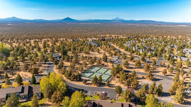 8831 Cliff Swallow Drive, Redmond, OR 97756