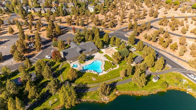 8831 Cliff Swallow Drive, Redmond, OR 97756