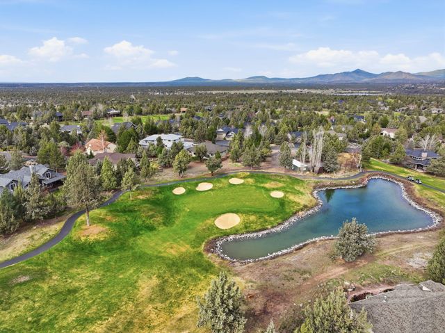 8831 Cliff Swallow Drive, Redmond, OR 97756