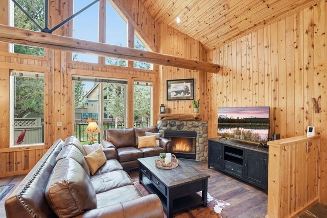 8831 Cliff Swallow Drive, Redmond, OR 97756