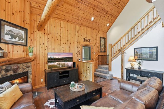 8831 Cliff Swallow Drive, Redmond, OR 97756