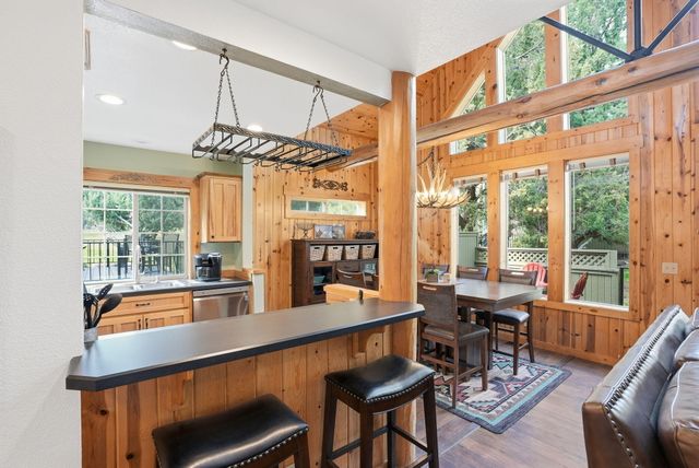 8831 Cliff Swallow Drive, Redmond, OR 97756