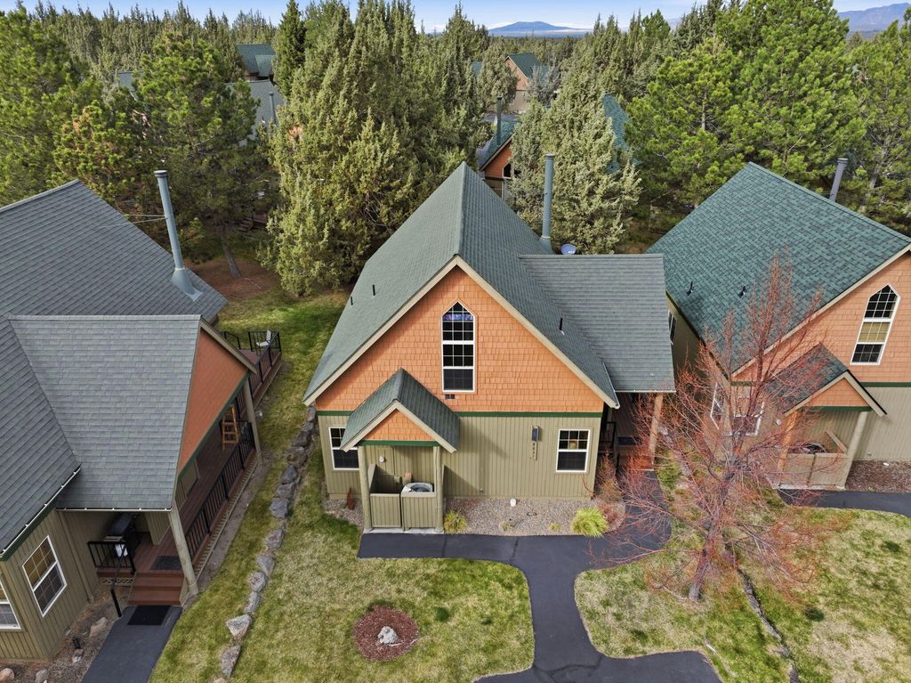 8831 Cliff Swallow Drive, Redmond, OR 97756