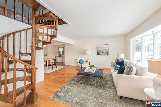 27 Balston Drive, Verona, NJ 07044