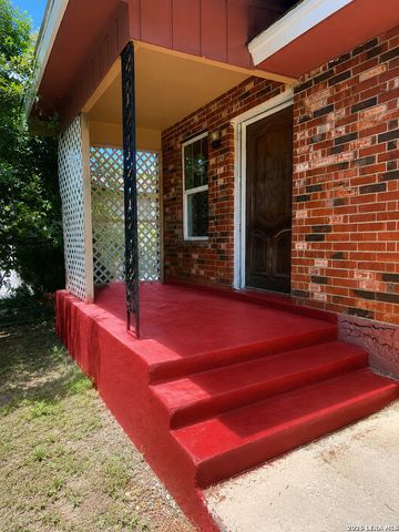 1206 S 2ND ST, Floresville, TX 78114