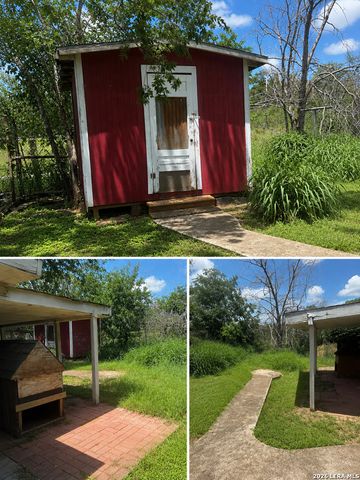 1206 S 2ND ST, Floresville, TX 78114