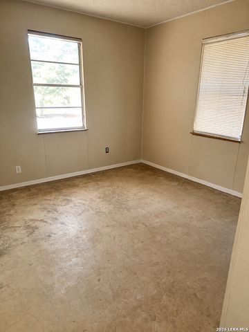 1206 S 2ND ST, Floresville, TX 78114