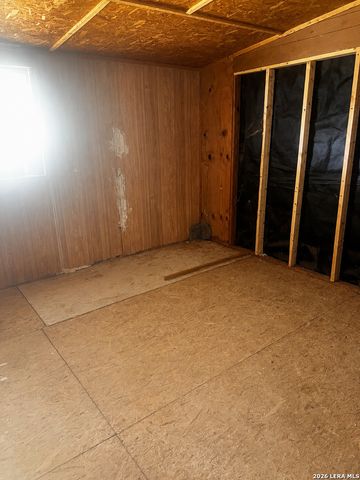 1206 S 2ND ST, Floresville, TX 78114