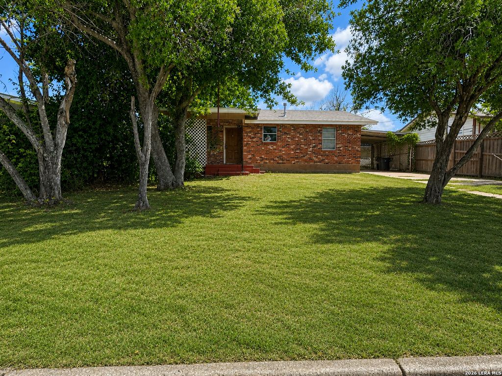 1206 S 2ND ST, Floresville, TX 78114