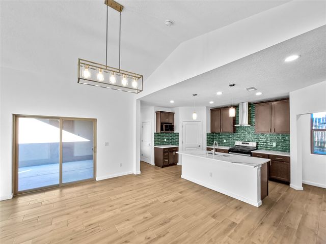 25 Flower Garland, Santa Fe, NM 87508