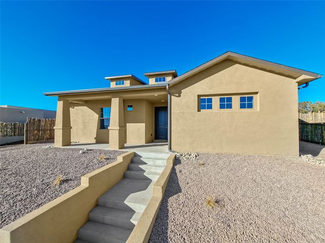 25 Flower Garland, Santa Fe, NM 87508