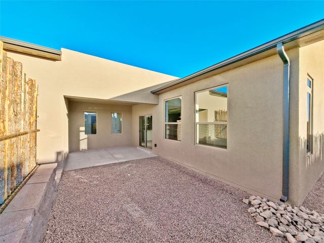 25 Flower Garland, Santa Fe, NM 87508