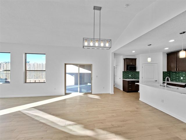 25 Flower Garland, Santa Fe, NM 87508