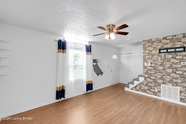 3800 Hillcross Dr, Louisville, KY 40229