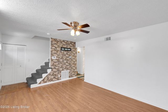 3800 Hillcross Dr, Louisville, KY 40229