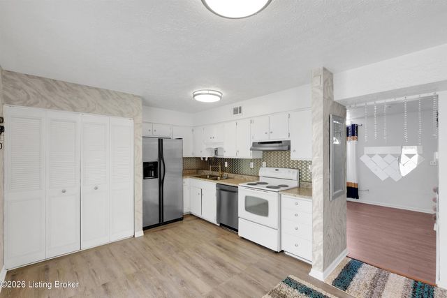 3800 Hillcross Dr, Louisville, KY 40229