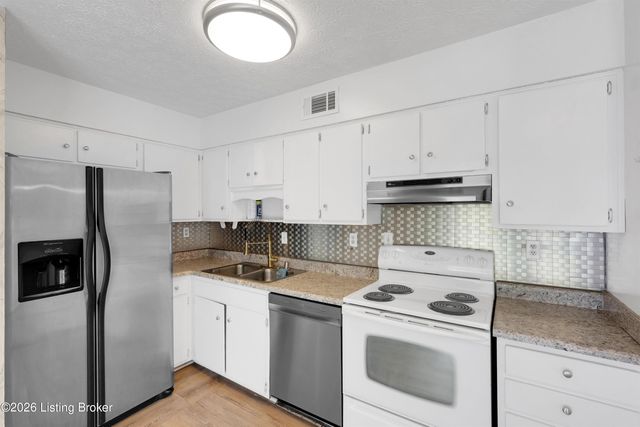 3800 Hillcross Dr, Louisville, KY 40229