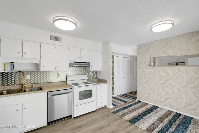 3800 Hillcross Dr, Louisville, KY 40229