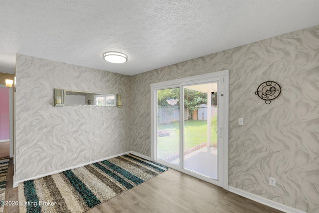 3800 Hillcross Dr, Louisville, KY 40229