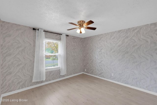 3800 Hillcross Dr, Louisville, KY 40229