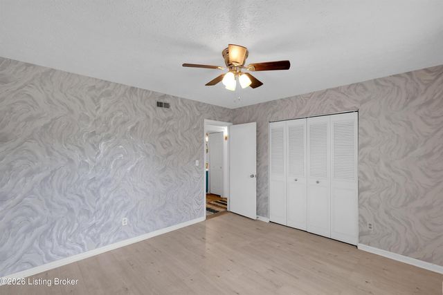 3800 Hillcross Dr, Louisville, KY 40229