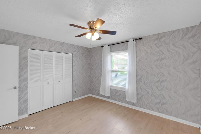 3800 Hillcross Dr, Louisville, KY 40229