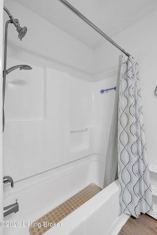 3800 Hillcross Dr, Louisville, KY 40229