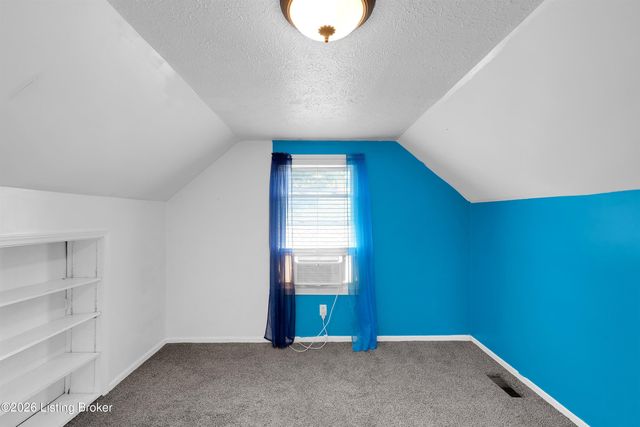 3800 Hillcross Dr, Louisville, KY 40229