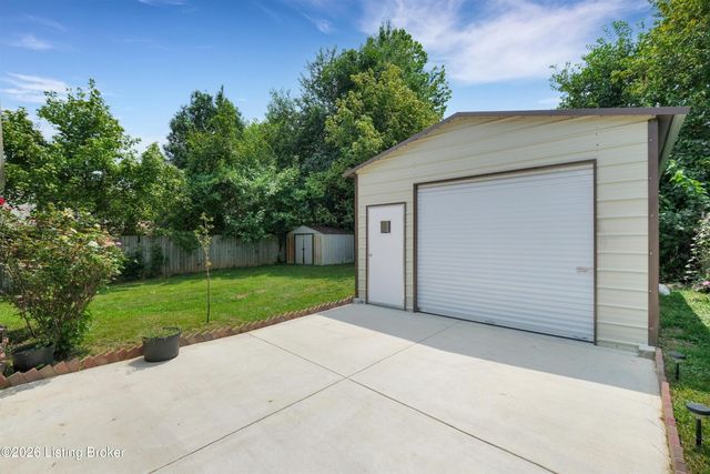 3800 Hillcross Dr, Louisville, KY 40229