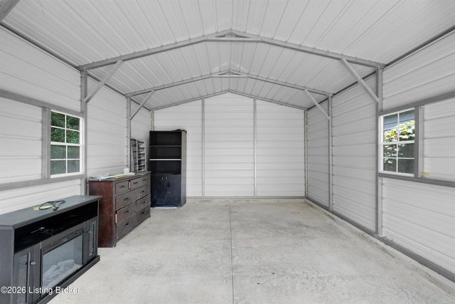 3800 Hillcross Dr, Louisville, KY 40229