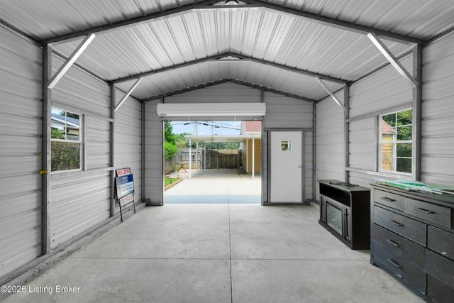 3800 Hillcross Dr, Louisville, KY 40229