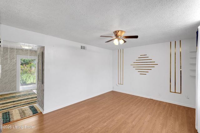 3800 Hillcross Dr, Louisville, KY 40229