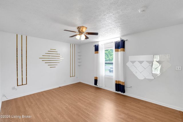 3800 Hillcross Dr, Louisville, KY 40229