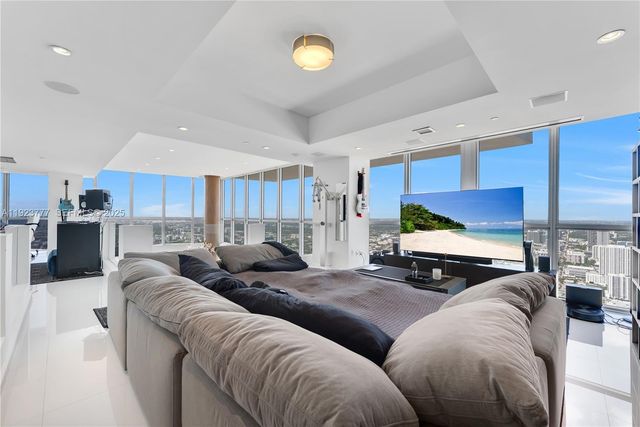 1100 Biscayne Blvd 6307, Miami, FL 33132