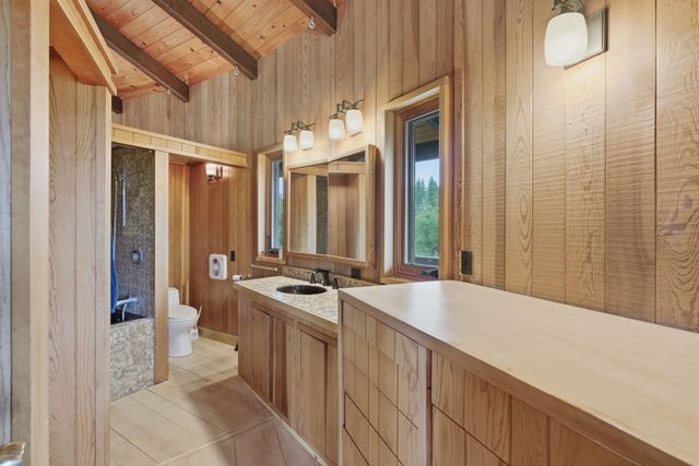 9595 Sterling Creek Road, Jacksonville, OR 97530