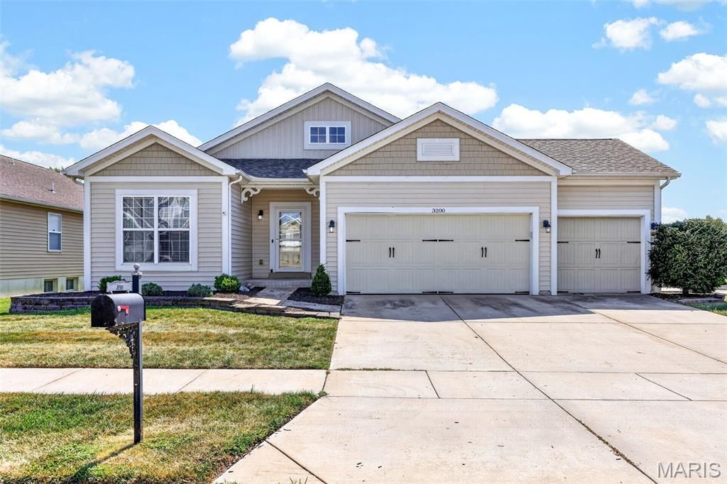3200 Bentwater Place, St Charles, MO 63301