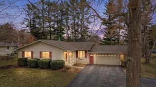 5160 Whipple Lake Road, Clarkston, MI 48348
