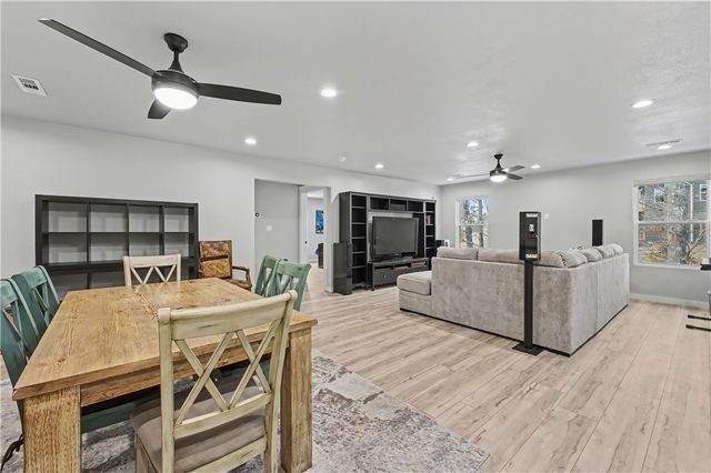 3 S Kinver Lane, Bella Vista, AR 72714