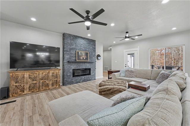 3 S Kinver Lane, Bella Vista, AR 72714