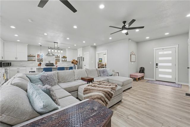 3 S Kinver Lane, Bella Vista, AR 72714