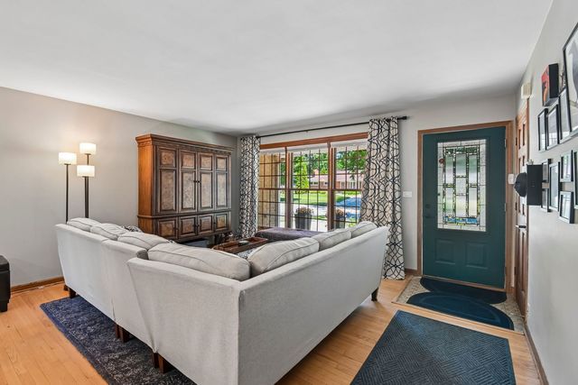 107 W Orchard Place, Mount Prospect, IL 60056