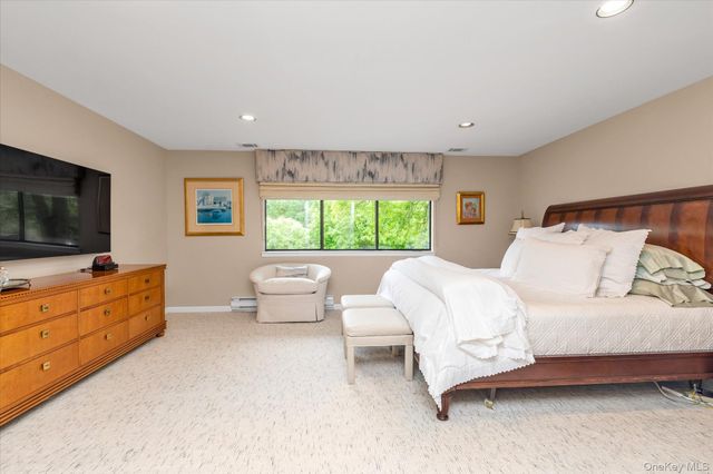 51 Wimbledon Drive, Roslyn, NY 11576