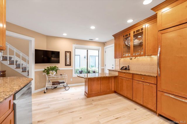 51 Wimbledon Drive, Roslyn, NY 11576