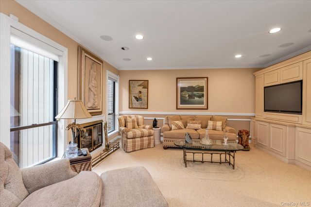 51 Wimbledon Drive, Roslyn, NY 11576