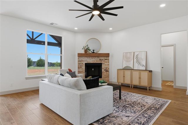 1240 Twin Oaks Dr, Blanchard, OK 73010