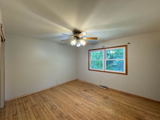 236 S 150 E, Valparaiso, IN 46383